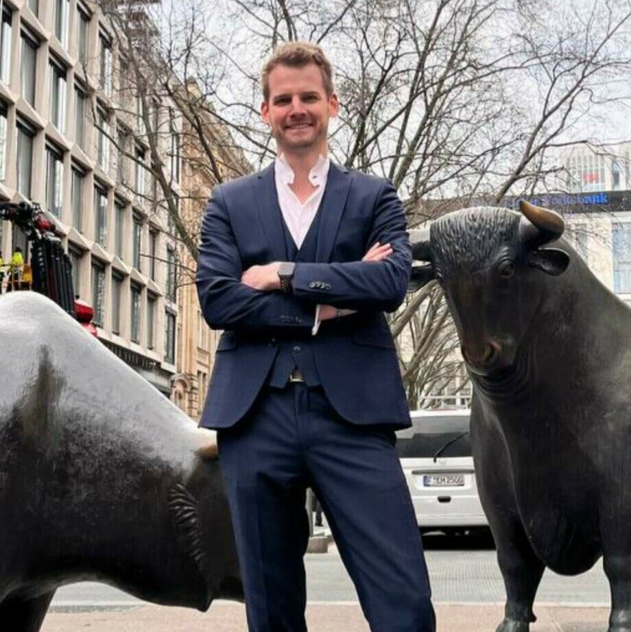 Markus Herfert vor Bulle und Bär in Frankfurt Markus Herfert vor Bulle und Bär in Frankfurt